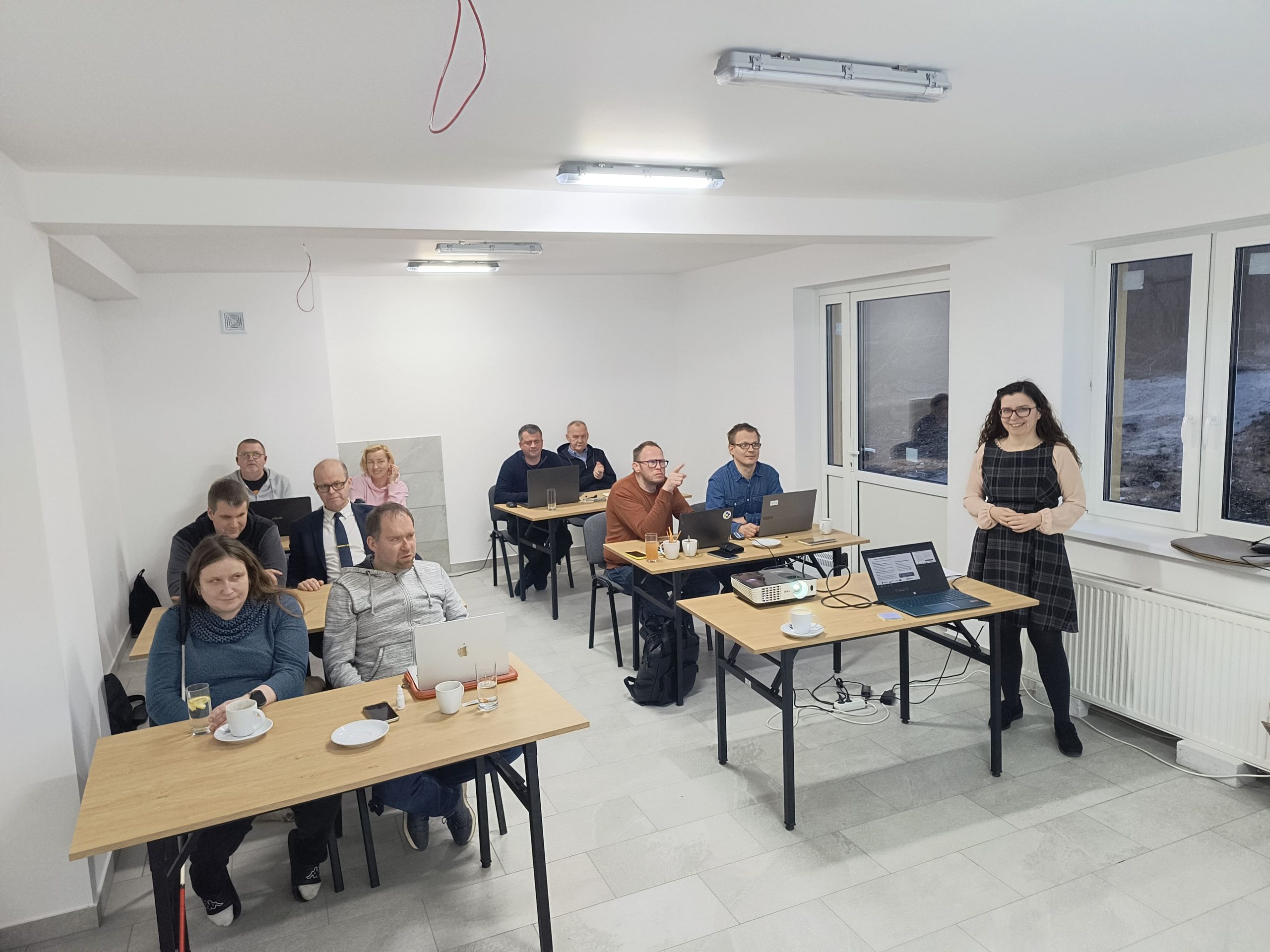 Uczestnicy i Pani szkoleniowiec w sali szkoleniowej podczas zajęć